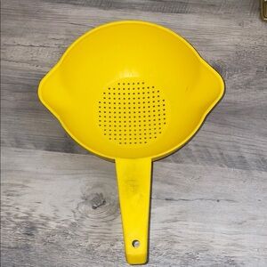 Tupperware colander strainer vintage yellow 1 quart double spout handle 1970s